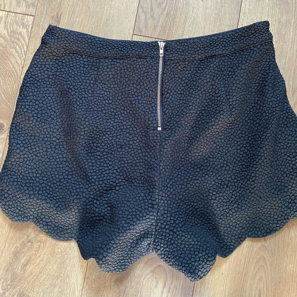 Scallops bodycon shorts - Picture 2 of 5